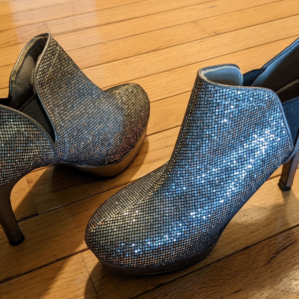 Silver Unlisted Heels in Woman's 8 1/2 Medium